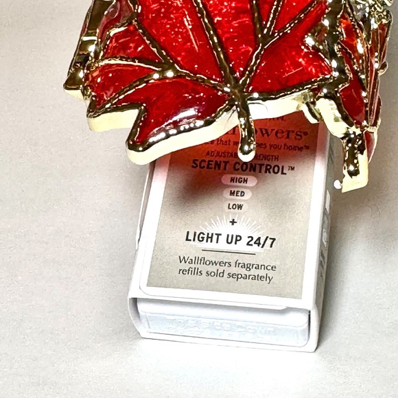 TOSSED LEAVES Scent Control Nightlight Wallflowers Plug - Picture 5 of 5